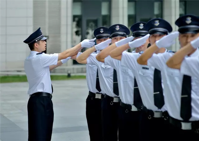 秩序員做了一件事，讓她瞬間被溫暖包圍