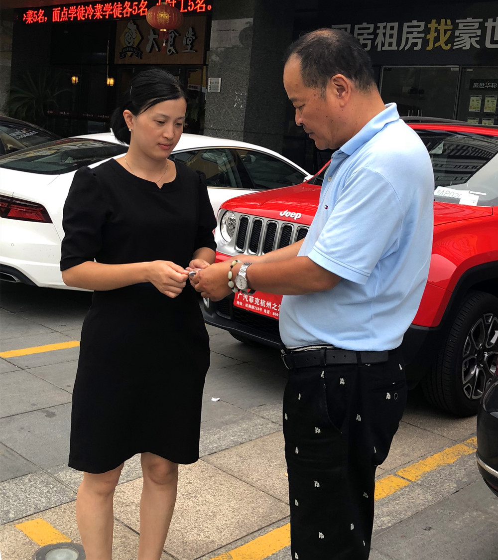 以細(xì)致 釀美好|風(fēng)尚藍(lán)灣業(yè)委會(huì)代表慰問(wèn)一線物業(yè)工作人員
