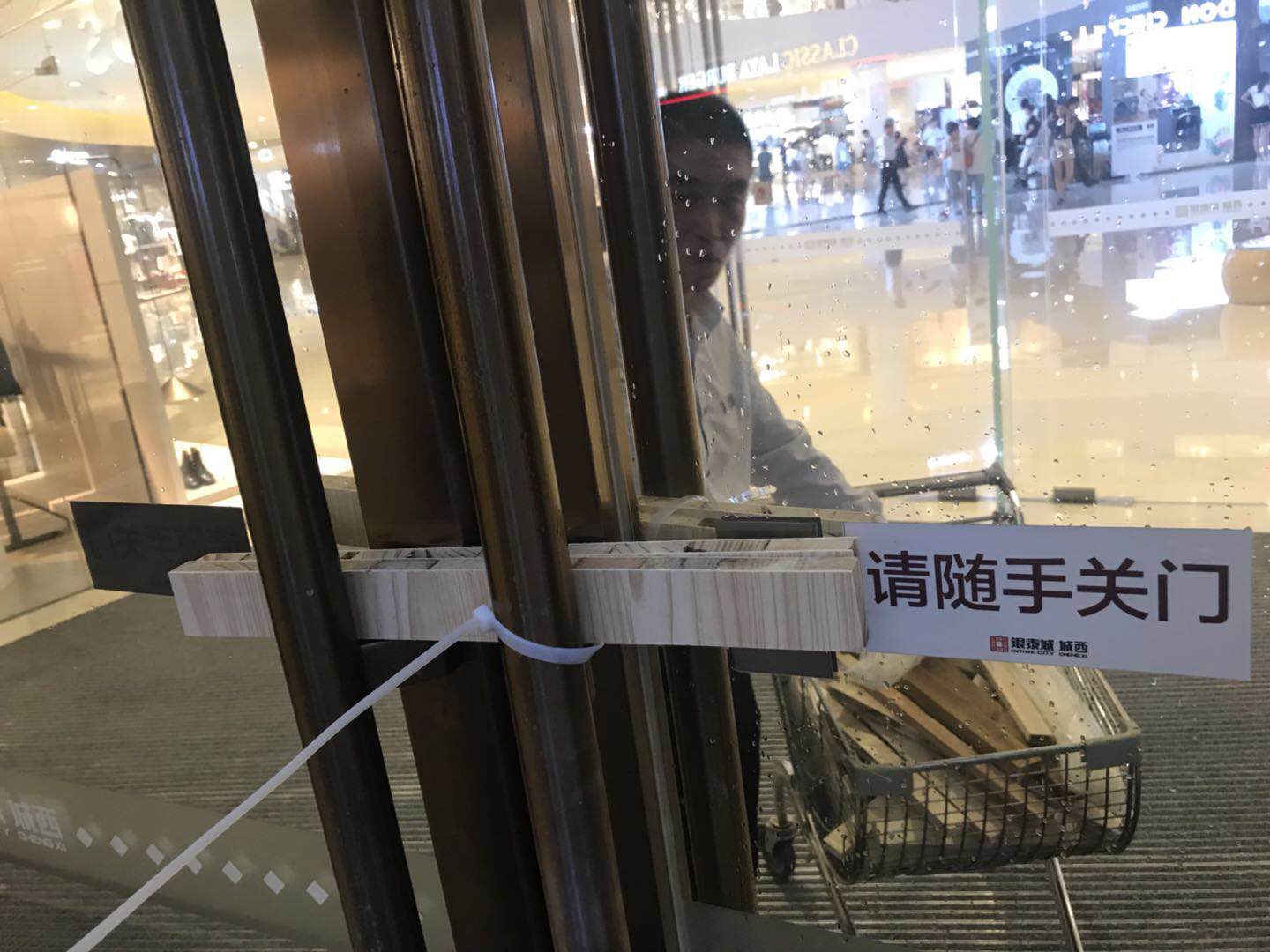 嚴(yán)陣以待|暴雨中夙夜奮戰(zhàn)，為你守護(hù)家園平安