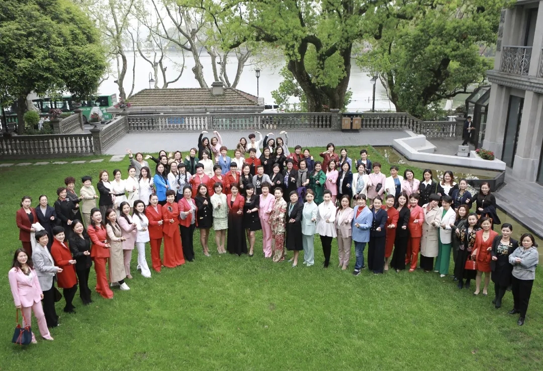 南都物業(yè)服務(wù)集團(tuán)被授予“脫貧攻堅(jiān)模范企業(yè)”榮譽(yù)，董事長(zhǎng)韓芳榮獲”公益大使“稱號(hào)
